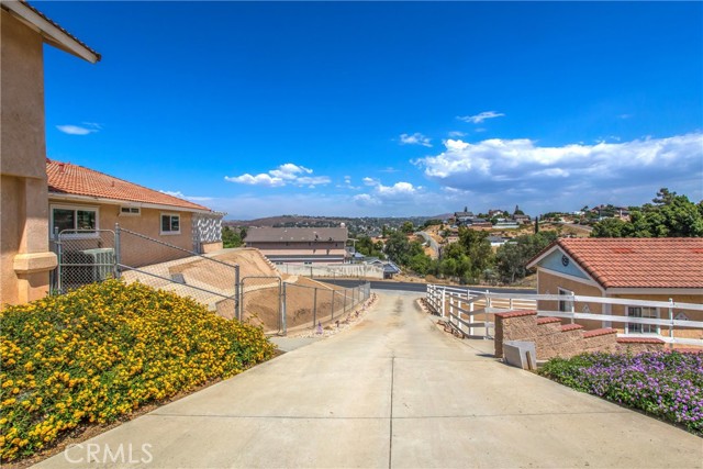 2nd driveway leading to Laurel Dr