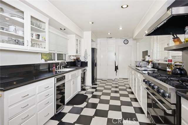 Detail Gallery Image 8 of 38 For 2072 Coldwater Canyon, Beverly Hills,  CA 90210 - 4 Beds | 4/1 Baths