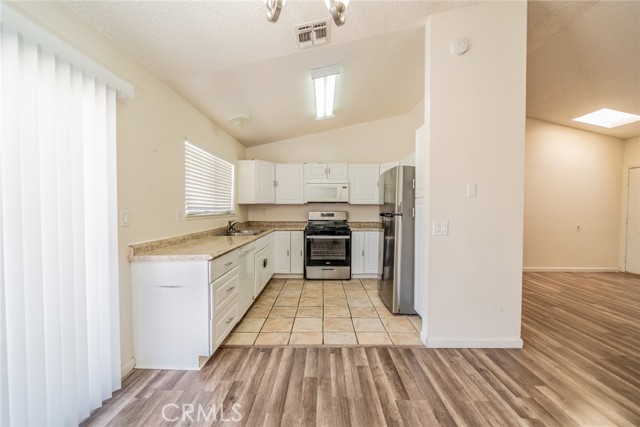 Detail Gallery Image 8 of 38 For 14150 Manzano Rd, Victorville,  CA 92392 - 3 Beds | 2 Baths