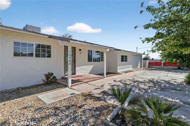 16280 Lorene Drive, Victorville CA: https://media.crmls.org/medias/f66899fe-d27b-47b1-b95f-a287cd976c48.jpg