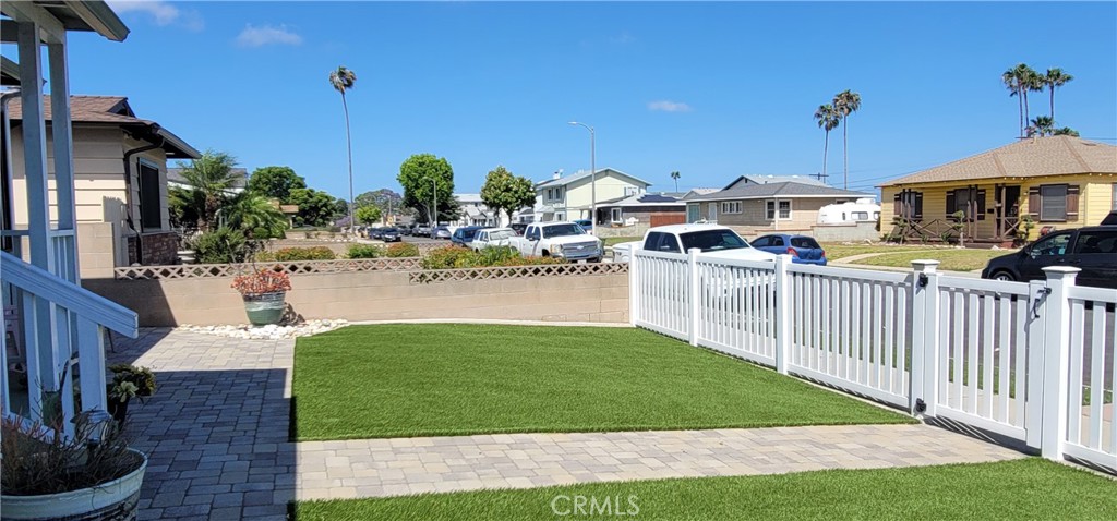 https://media.crmls.org/medias/f668f515-69a6-442f-8fed-56390a514dfe.jpg?preset=X-Large