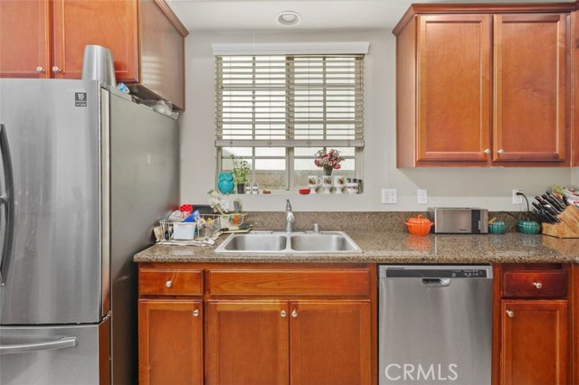 Detail Gallery Image 12 of 39 For 814 Pyramid Ct, Corona,  CA 92880 - 4 Beds | 2/1 Baths