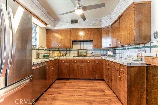1422 W Riverside Drive, Burbank CA: https://media.crmls.org/medias/f66e948c-8fca-42e4-b064-4cbd45b45458.jpg
