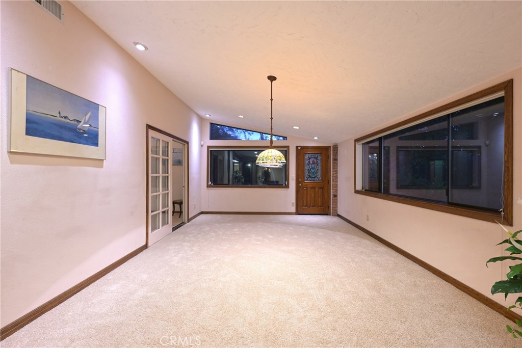 https://media.crmls.org/medias/f6708d85-00db-400a-90e9-10b4243d19cc.jpg?preset=X-Large