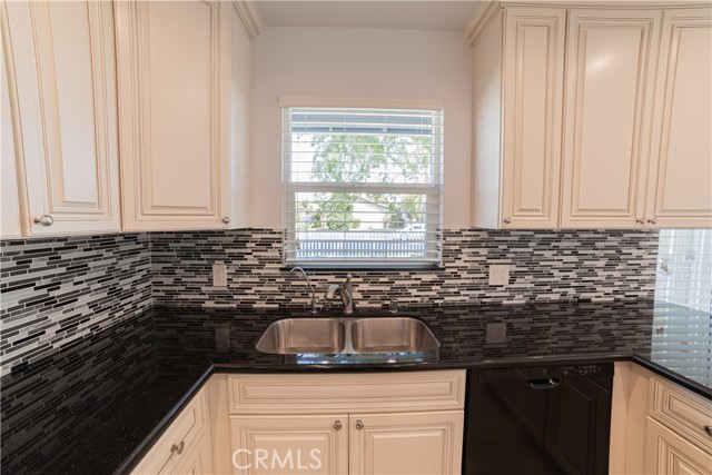 Detail Gallery Image 6 of 24 For 14754 Bassett St, Van Nuys,  CA 91405 - 4 Beds | 2 Baths