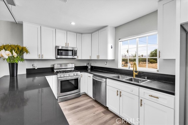 73355 Sun Valley Drive, 29 Palms CA: https://media.crmls.org/medias/f678f81c-eebc-41f4-8b0b-25dd858189ef.jpg