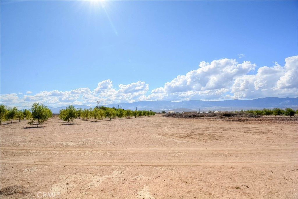 https://media.crmls.org/medias/f67b949b-16cf-4176-a781-15a8bb0dea25.jpg?preset=X-Large