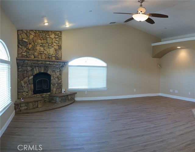 Detail Gallery Image 7 of 30 For 9740 Joshua St, Oak Hills,  CA 92344 - 4 Beds | 3 Baths