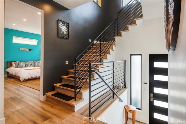 Detail Gallery Image 3 of 26 For 700 Broadway, Redondo Beach,  CA 90277 - 4 Beds | 3/1 Baths