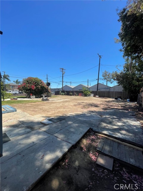 2410 Florida Street, Huntington Beach CA: https://media.crmls.org/medias/f6813682-5f3d-49bb-bf2d-3343b83582e5.jpg