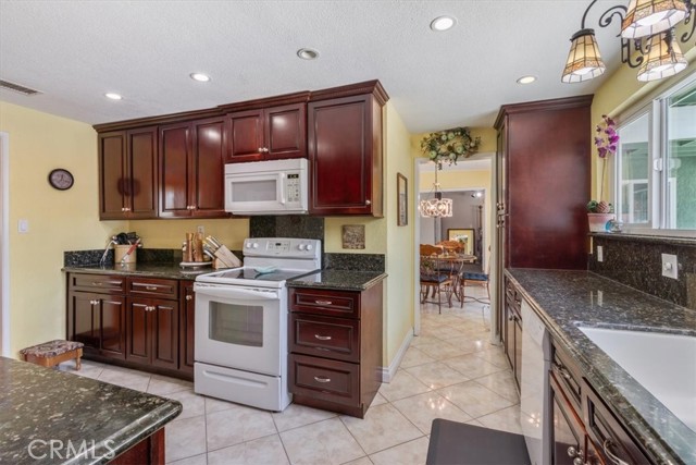 4817 Quartz Hill Rd, Quartz Hill CA: https://media.crmls.org/medias/f68859ab-2cbd-49cd-8179-fcf5d0f287b9.jpg