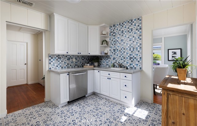 425 Monterey Drive, Laguna Beach CA: https://media.crmls.org/medias/f68951d5-1b2f-4cfb-a01c-13f55482879a.jpg