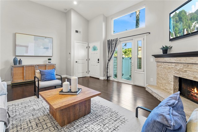 Detail Gallery Image 2 of 31 For 21066 Poolside, Huntington Beach,  CA 92648 - 2 Beds | 2/1 Baths