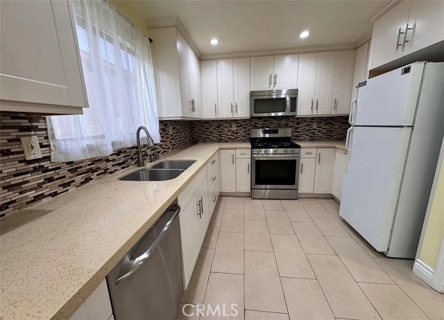 Detail Gallery Image 2 of 16 For 13243 Vanowen #5,  North Hollywood,  CA 91605 - 2 Beds | 3 Baths