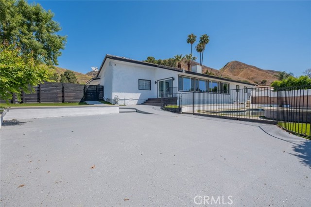 9830 Foothill Boulevard, Sylmar CA: https://media.crmls.org/medias/f69103bf-1426-4e62-9d05-ea374bc6f42d.jpg