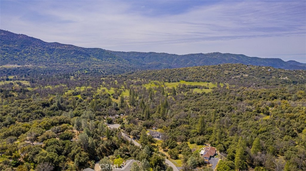 https://media.crmls.org/medias/f6956336-f1ec-42a5-849d-e028fe199f4d.jpg?preset=X-Large