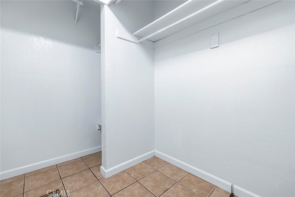 https://media.crmls.org/medias/f6970f02-210a-433f-b17a-2fa10ec876c8.jpg?preset=X-Large
