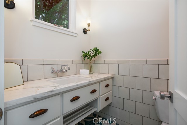 2217 Laurel Place, Newport Beach CA: https://media.crmls.org/medias/f6985372-c93e-4799-b435-bd2f915ff4c7.jpg