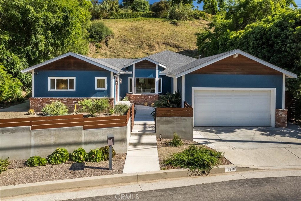 10210 La Canada