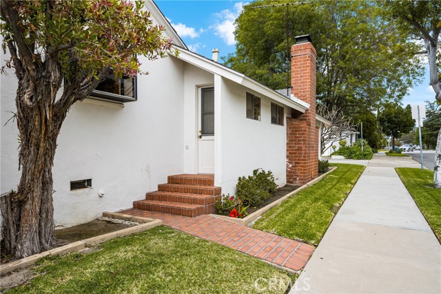 Side entrance into Family Room