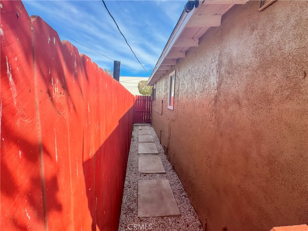 https://media.crmls.org/medias/f69f4d9e-4a54-4500-8f80-b9d61535ea5e.jpg?preset=X-Large