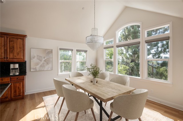 Detail Gallery Image 4 of 25 For 1477 Sequoia Dr, Lake Arrowhead,  CA 92352 - 4 Beds | 2/1 Baths