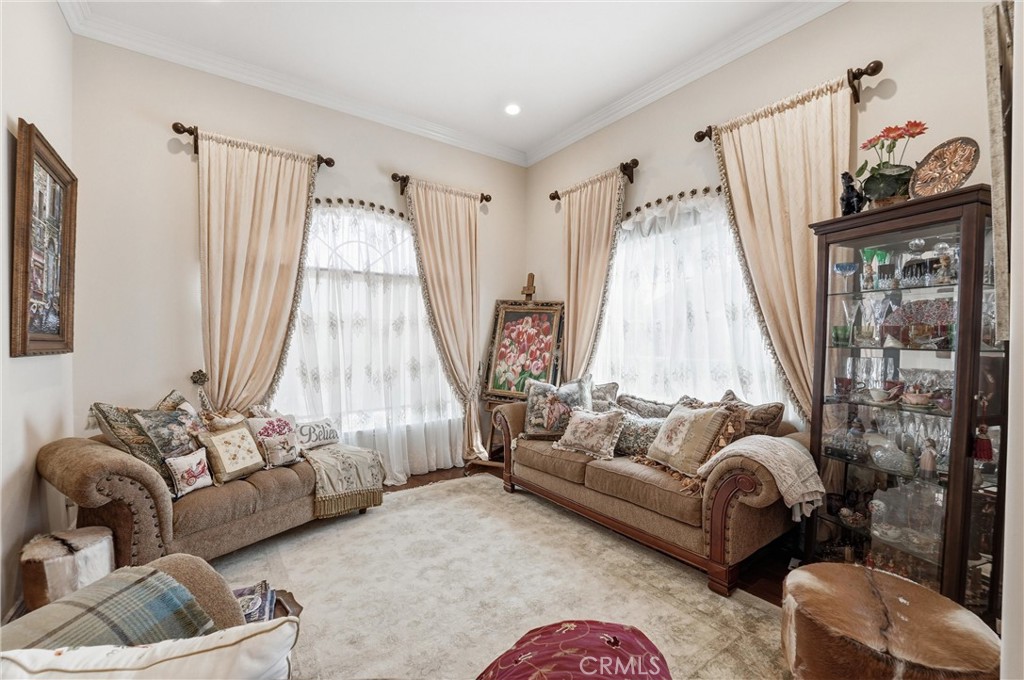 https://media.crmls.org/medias/f69f8c13-e778-4883-8cb3-cdfc40929e49.jpg?preset=X-Large