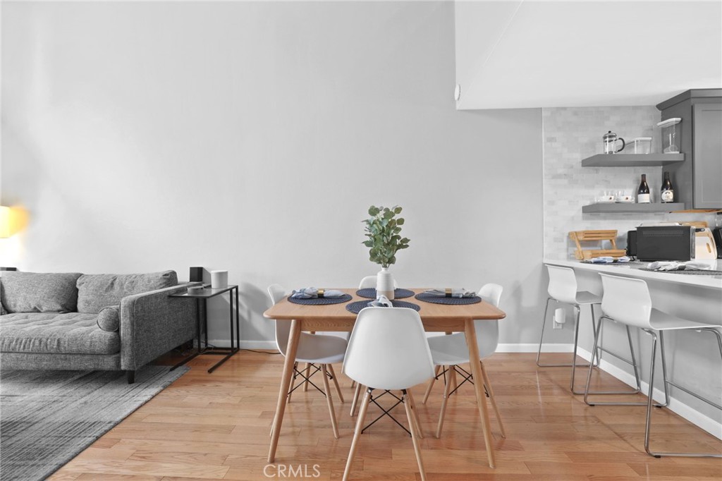 https://media.crmls.org/medias/f6a015e7-ec3b-4a71-9d14-abb090605ba2.jpg?preset=X-Large