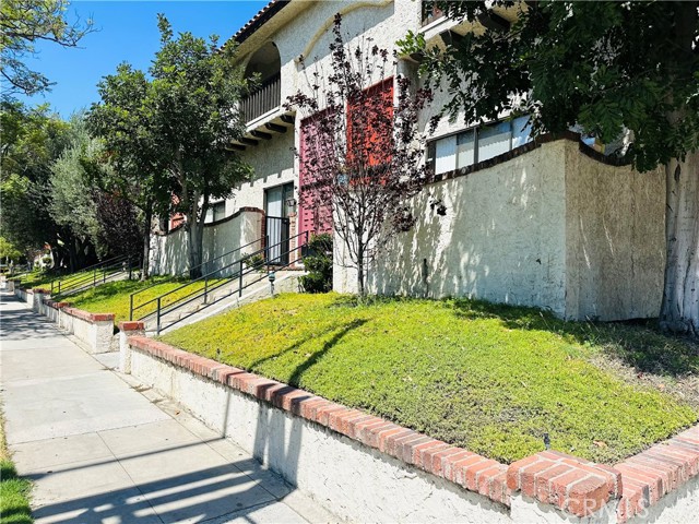 300 N Isabel Street, Glendale CA: https://media.crmls.org/medias/f6a1732c-40d1-4f95-974f-3e2265b4ea4e.jpg