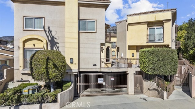 Detail Gallery Image 6 of 46 For 6939 Greeley St #101,  Tujunga,  CA 91042 - 3 Beds | 2 Baths