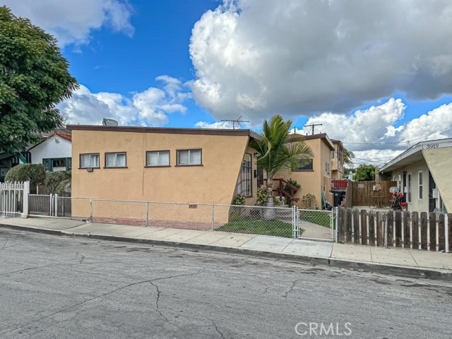 3915 E 11th Street, Long Beach CA: https://media.crmls.org/medias/f6a54639-28ff-41d0-a8cf-355df912d3e4.jpg