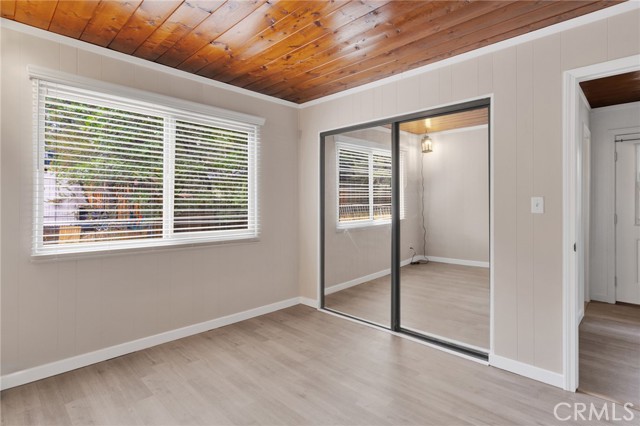 412 San Bernardino Avenue, Sugarloaf CA: https://media.crmls.org/medias/f6a5b072-55d1-421d-8297-445456e5ddc2.jpg