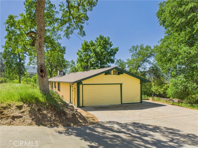 40170 Hillsborough Loop, Oakhurst CA: https://media.crmls.org/medias/f6a6e86a-b62a-403e-8eda-754fde9d9090.jpg