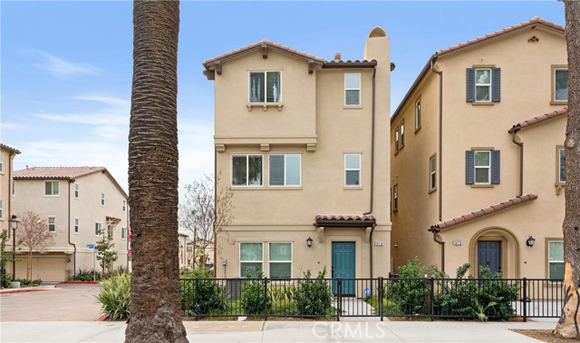 Detail Gallery Image 2 of 30 For 14714 Sherman Way, Van Nuys,  CA 91405 - 4 Beds | 3/1 Baths