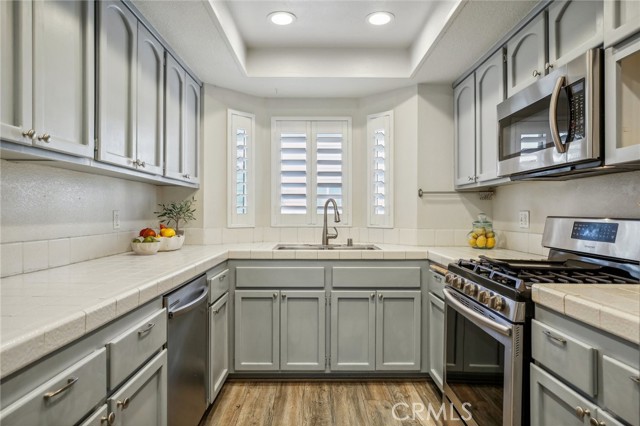 Detail Gallery Image 10 of 39 For 19130 Beachcrest Ln #E,  Huntington Beach,  CA 92646 - 3 Beds | 2/1 Baths