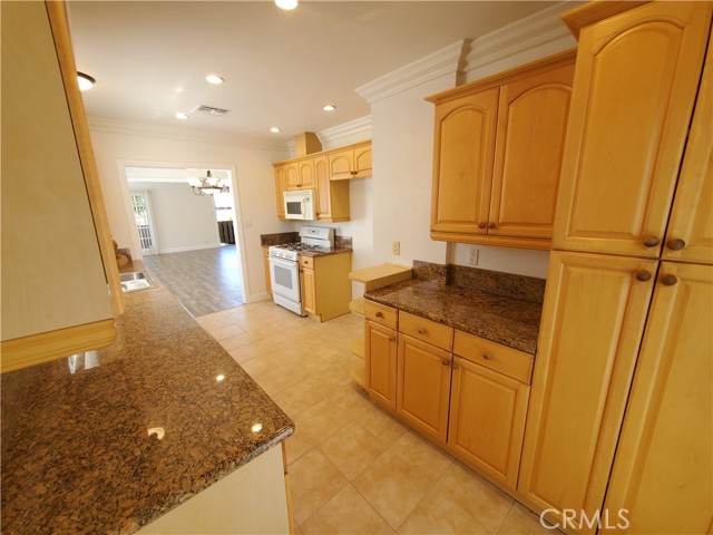 Detail Gallery Image 9 of 25 For 1741 Glenwood Rd, Glendale,  CA 91201 - 3 Beds | 2 Baths