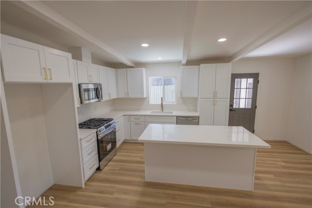 Detail Gallery Image 4 of 48 For 2122 W 10th St, Santa Ana,  CA 92703 - – Beds | – Baths