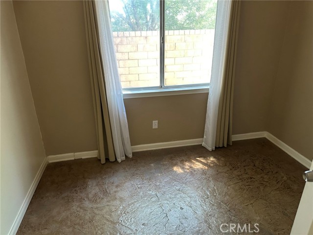 Detail Gallery Image 5 of 19 For 1715 Lake Way, Lancaster,  CA 93534 - 5 Beds | 2/1 Baths