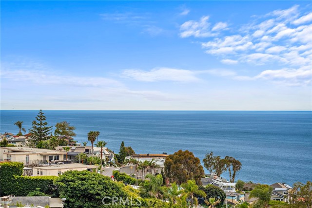 Detail Gallery Image 2 of 22 For 2482 Glenneyre St, Laguna Beach,  CA 92651 - 3 Beds | 3/1 Baths