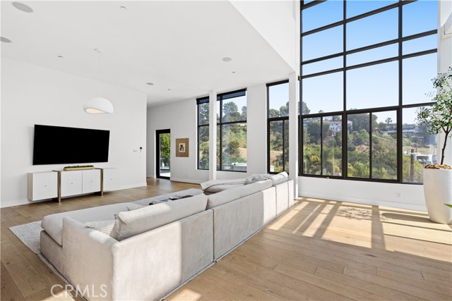 Detail Gallery Image 8 of 37 For 2746 Rinconia Dr, Los Angeles,  CA 90068 - 4 Beds | 3/1 Baths