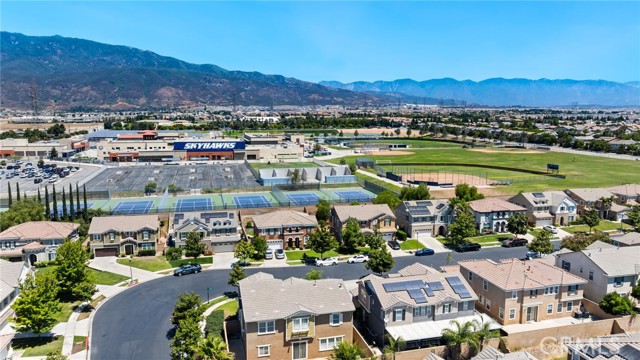 15583 N Peak Lane, Fontana CA: https://media.crmls.org/medias/f6b67d1c-907f-455a-9500-1bd96af906d7.jpg
