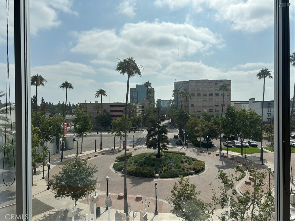 https://media.crmls.org/medias/f6b7884f-4b35-449e-b59b-0adfc83514c4.jpg?preset=X-Large