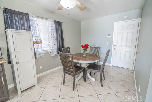 Detail Gallery Image 14 of 48 For 28076 Wildwind Dr, Canyon Country,  CA 91351 - 4 Beds | 3 Baths