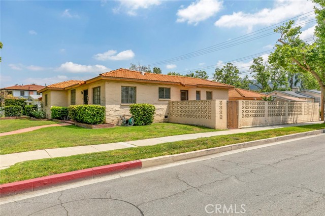 1422 W Riverside Drive, Burbank CA: https://media.crmls.org/medias/f6c05d7d-f26b-400b-94b9-4ec928df2dc9.jpg
