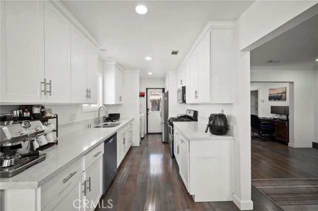 Detail Gallery Image 12 of 50 For 2072 Redondo Beach Bld, Torrance,  CA 90504 - 3 Beds | 2 Baths