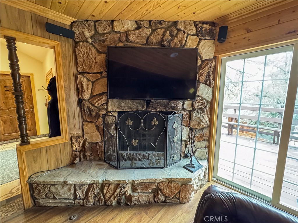https://media.crmls.org/medias/f6c206f5-b324-4cdc-b744-515edfa81e17.jpg?preset=X-Large