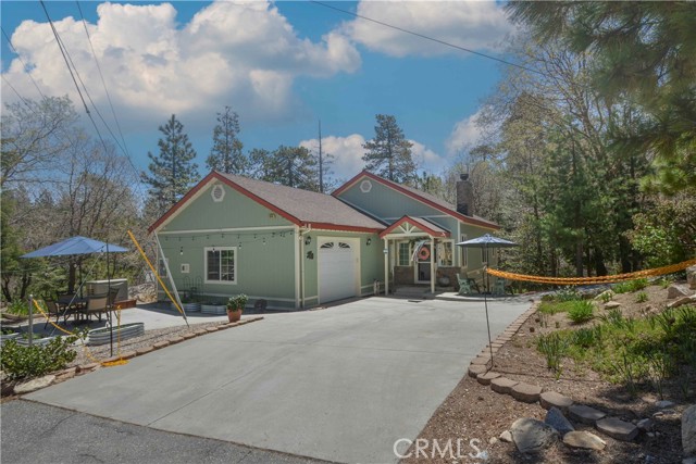949 Inspiration Drive, Lake Arrowhead CA: https://media.crmls.org/medias/f6c246ea-6d08-40ad-9f99-8c9ca8a6199d.jpg