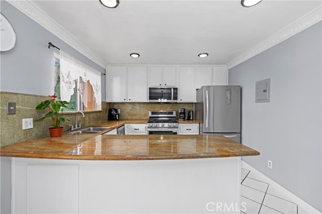 Detail Gallery Image 9 of 31 For 9158 Van Nuys Bld #8,  Panorama City,  CA 91402 - 2 Beds | 3 Baths