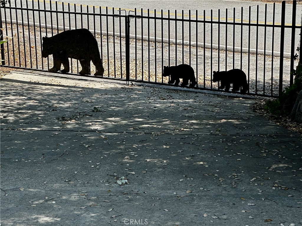 https://media.crmls.org/medias/f6c53162-cdeb-4436-a183-6d4db5a7e2d7.jpg?preset=X-Large