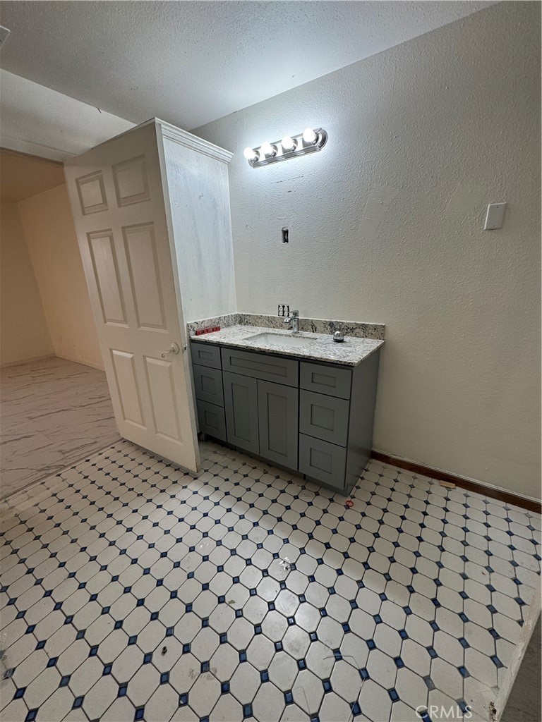 https://media.crmls.org/medias/f6c6fea0-b70d-4eb9-be4c-9ff63a4dcb80.jpg?preset=X-Large